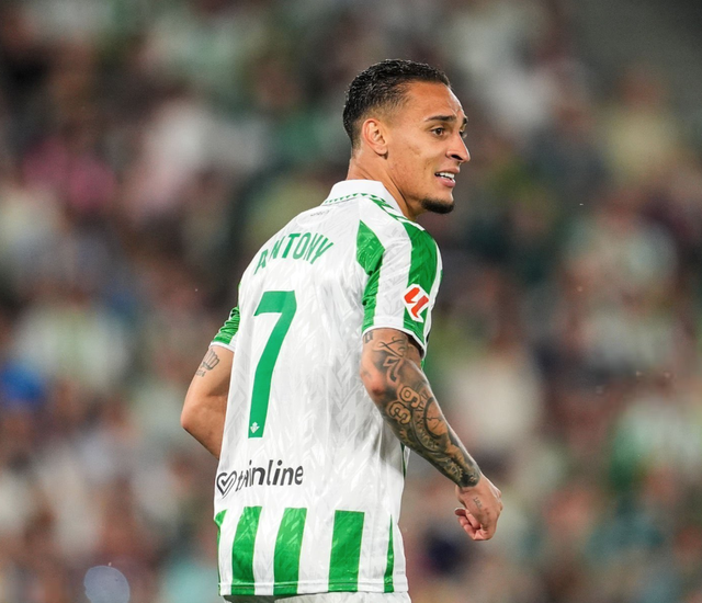 3小时闹剧！曼联拆弹失败：圆神索要400万补偿 贝蒂斯退出